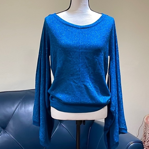 Moroccan Blue sparkly top Very unique sleeves. - Picture 7 of 7